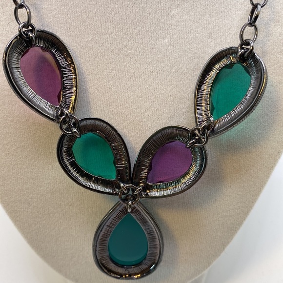 🎁 3 for $15. Liz Claiborne Purple & Green Gun Metal Tone Necklace - Picture 6 of 6